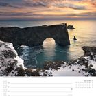"Felsentor an der Küste der Insel Dyrhólaey · Südisland | Kalender für Dezember/Januar. Sonnenuntergang über dem Meer."