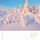 Kalenderseite: 53. Woche, Dezember/Januar 2026/2027; verschneite Fichten unter blauem Himmel.