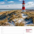 53. Woche, Dezember/Januar 2026/2027. Ein rot-weißer Leuchtturm steht in einer verschneiten Dünenlandschaft am Meer.