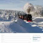 53. Woche, Dezember/Januar 2026/2027. Eine Dampflok fährt durch eine verschneite Waldlandschaft.
