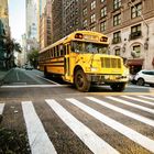 Text oben: "SCHOOL BUS". Unten: "Schoolbus in der Nähe des Chrysler Buildings", darunter eine Kalenderansicht für Januar.