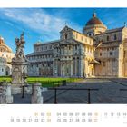 Dom mit dem Baptisterium in Pisa - Toskana. Eine majestätische Kathedrale neben einer Statue und grünem Rasen, Januar-Kalenderblatt.