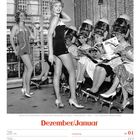 Dezember/Januar, KW53/2026, Neujahrstag 01, Berchtoldstag (CH) 02. Frauen unter Trockenhauben, zwei stehen in Badeanzügen.