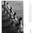 Zahlen von 1 bis 31 in Reihen, Ballettänzerinnen in Tutus und Spitzenschuhen, Marsch in einer Linie auf einer Bühne.