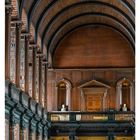 Kalenderseite mit Daten: 53 DEZ/JAN, Tage: MO 28, DI 29, MI 30, DO 31, FR 01, SA 02, SO 03. Holzvertäfelte Bibliothek.