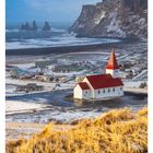 53 DEZ/JAN, Mo 28 Di 29 Mi 30 Do 31; Fr 01 Sa 02 So 03. Schneebedeckte Stadt, rote Kirchturmspitze, Küste mit Felsen.