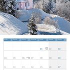 Kalender für Januar 2027, Feiertage markiert. Oben schneebedeckte Kirche, Berge im Hintergrund.