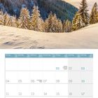 Kalender für Januar 2027. Schneebedeckte Berge und Nadelbäume, Sonnenaufgang mit warmem Licht über den Alpen.
