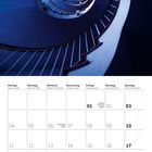 2027, Januar-Kalender mit Wochentagen und Feiertagen. Oben eine spiralförmige Treppe, blau beleuchtet.