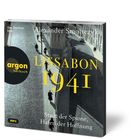 „Lissabon 1941“ von Alexander Smoltczyk. Ein argon hörbuch. Schwarz-weiß-Foto einer Straße mit Menschen und Schatten.