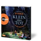 „Klein aber Tot“ ist ein Hörbuch-Krimi von Jo Fischler, gelesen von Simon Jäger. Cover: Waldszene mit Figuren.