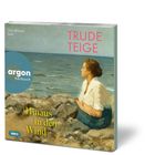 "TRUDE TEIGE", "Hinaus in den Wind", "argon hörbuch". Frau sitzt nachdenklich am Meer; sie schaut in die Ferne.