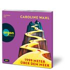 „Caroline Wahl, 1999 Meter über dem Meer“ steht auf violettem Hintergrund. Eine illustrierte, geschwungene Bergstraße.