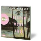 „Ungekürzte Autorinnenlesung“ und „EVA MENASSE“, „ALLEIN RUHE LAGE“. Ein See im Sonnenuntergang, Bäume im Vordergrund.