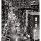 „Blick auf Downtown mit World Trade Center“, Kalender für Januar; monochromatische Stadtansicht mit Lichtern und Wolkenkratzern.