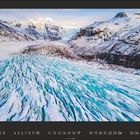Kalender mit den Zahlen 1 bis 31 unten. Schneebedeckte Berge und blaue, vereiste Gletscherlandschaft.