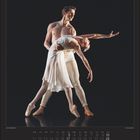 "Januar" und "January" stehen unten. Zwei Balletttänzer in anmutiger Pose, einer hält den anderen elegant gebeugt.