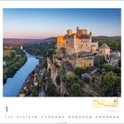 Schloss Beynac, Dordogne auf einer Klippe. Links ein Fluss, unten Häuser, umgeben von Bäumen. Unten ein Monatskalender.