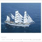 "1 2027" über einem Segelschiff mit weißen Segeln auf offenem Meer. Unten ist ein Kalendarium des Monats Januar.