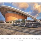 Haus der Kulturen der Welt, Berlin-Mitte, mit spektakulärem geschwungenem Dach und Modernität. Unten ist der Januar-Kalender.