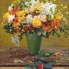 Kalenderseite: Januar 2027. Ein Blumenarrangement mit gelben und orangefarbenen Blüten in einer grünen Vase auf einem Holztisch.