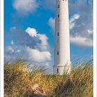 Kalenderblatt Januar 2027 mit Leuchtturm hinter Grasdünen, blauer Himmel und einige Wolken.