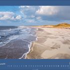 Januar 2027. Ein sandiger Strand mit sanften Wellen und Dünen unter einem teils bewölkten blauen Himmel.