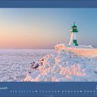 „Januar 2027“. Ein gefrorener Leuchtturm an einer winterlichen Küste mit pastellfarbenem Himmel.