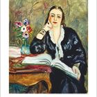Kalender unten. Gemälde einer Frau in dunkler Kleidung, die nachdenklich auf einem Buch gestützt sitzt. Links bunter Blumenstrauß.