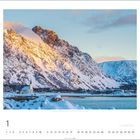 Kalender mit Schneelandschaft, Bergen im Sonnenlicht, unten Datumstabelle, kleine weiße Kirche im Vordergrund.