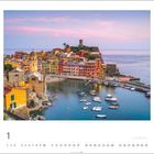 Vernazza, Cinque Terre, Ligurien, Italien. Farbige Häuser am Hang, Boote im ruhigen Wasser, pastellfarbener Himmel.