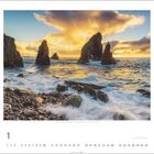Kalender für Januar; zeigt eine Küstenlandschaft bei Sonnenuntergang mit markanten Felsen im Meer.