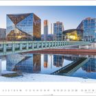 Kalenderbild mit futuristischen Glasgebäuden, davor reflektierendes Wasser. Text: "Cube Berlin, Washingtonplatz, Berlin".