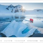 Zahlenreihe 1 bis 31. Eislandschaft mit Bergen, Wasser und einem roten Segelboot unter der Sonne.
