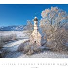 Kalender mit Januar-Daten, Abbildung einer verschneiten Kapelle vor winterlicher Berglandschaft.