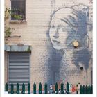 Kalendertage 1 bis 31 unten, große Wandmalerei rechts ein Gesicht, links ein Fenster mit Pflanzen.