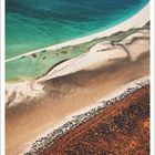 Monatsname Januar unten; Kalenderdaten von 1 bis 31. Luftaufnahme einer Küstenlinie mit blauem Wasser und sandigem Strand.