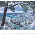 Uradome Kaigan, Iwami-Kaigan-Quasi-Nationalpark, Region Chugoku. Verschneite Küste mit blauem Meer, umrahmt von Bäumen.