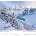 "Wildlife Photographer of the Year 2015, Finalist in der Kategorie 'Land'."

Winterlandschaft mit schneebedecktem Baum, See und Bergen.