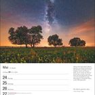 Mai-Kalender mit Tagesanzeige. Milky Way über Wiese mit Bäumen. Zitat: "Die Sterne gehören allen." Helen Sawyer Hogg.