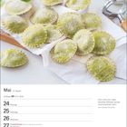Kalenderseite für Mai. Zitat: "Kann eine von Liebe bereite Mahlzeit jemals unschmackhaft sein?" Zeigt grüne Ravioli.