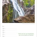 Nimm dir Zeit zum Nachdenken, das ist die Quelle der Klarheit. Kalenderseite mit einem Wasserfall in bewaldeter Umgebung.