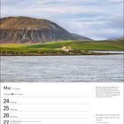 Mai-Kalenderseite, Zitate von Hemingway. Landschaft mit grünen Hügeln, Meer und einem kleinen weißen Gebäude.