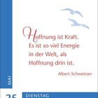 „Hoffnung ist Kraft. Es ist so viel Energie in der Welt, als Hoffnung drin ist.“ Albert Schweitzer. „25 MAI DIENSTAG“. Links blaue Leiste, oben fliegende Vögel.