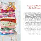 Handgemachte Stücke für die Kleinsten: Links gestapelte bunte Babydecken, rechts Text über Tradition und Herstellung von Babydecken.