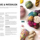 WERKZEUGE & MATERIALIEN: Strickgarn in verschiedenen Farben und Strukturen auf einem Tisch, teils auf einem Teller arrangiert.