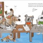 Text: „Auch im Unterricht ist es nicht anders. Es fällt ihm schwer, zuzuhören... Aber Topito bekommt nichts mit...“

Illustration: Tiere im Klassenzimmer, fröhlich und abgelenkt.