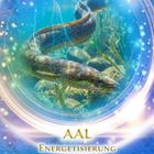 AAL, ENERGETISIERUNG. Lade dich auf an kosmischen Strömen. Hindernisse können leicht überwunden werden. Ein Aal unter Wasser umgeben von blauen und funkelnden Lichtern.