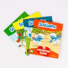 „Die Schlümpfe“ und „Ein schlumpfiger Kuchen“ auf Comic-Cover. Drei weitere Comics schräg darunter.