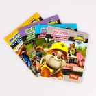 Bücherstapel mit Titeln wie "Die Crew baut einen Bahnhof". Bunte Cover mit animierten Figuren und Baugeräten.